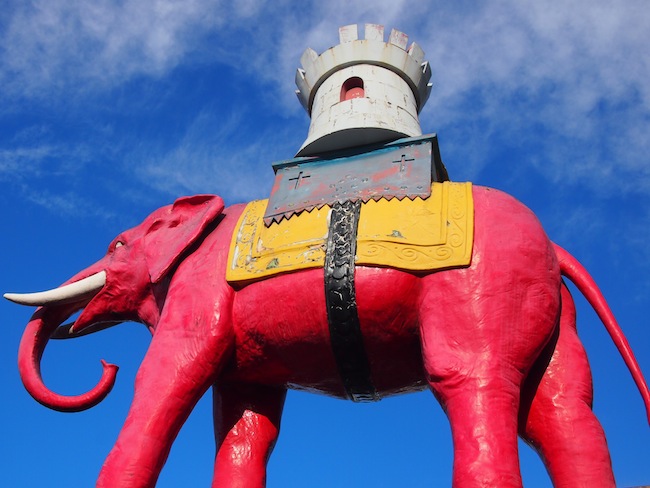 Elephant & Castle Station: Funny animal symbol to greet us here!