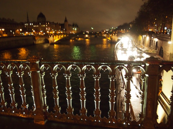 Nachtspaziergang auf dem Weg zur Stadtmitte (Ile de la Cité): Hier wird sogar das Brückengeländer kreativ (gespenstisch?) beleuchtet.