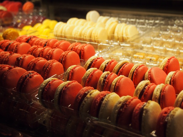 Noch immer nicht genug? Wie wäre es dann mit diesen Macarons, gesehen in der Rue de la Verrerie im Quartier Le Marais?