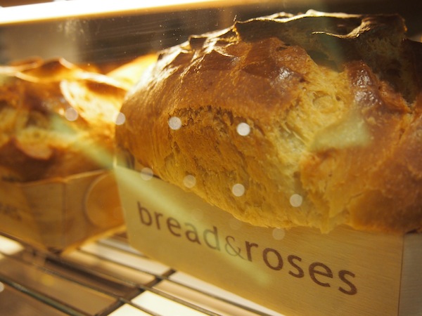 Aaah, die französischen Bäckereien ... Wir lieben sie. Hier im (der Name ist Programm) "Bread & Roses"!