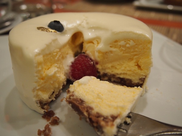 Cheese Cake im Café Bread & Roses, Rive Droite in der 25 Rue Boissy d'Anglas. Man gönnt sich ja sonst nichts ;-)