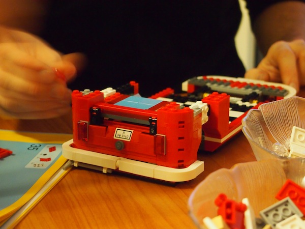 Kreative Unterhaltung für Erwachsene: Einen echten LEGO-Campervan mit 1.300 Einzelteilen und ein paar Flaschen Bier zusammenbauen ... Sehr lustig: Eine echte Herausforderung! Kreative Unterhaltung für Erwachsene: Einen echten LEGO-Campervan mit 1.300 Einzelteilen und ein paar Flaschen Bier zusammenbauen ... Sehr lustig: Eine echte Herausforderung!