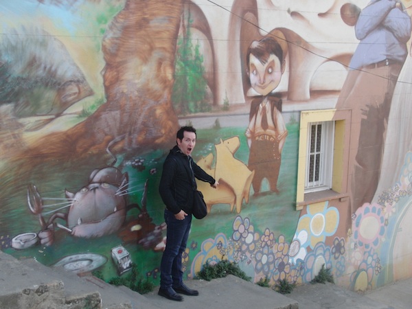 During a guided city walk, Boris first cook then tour guide, shows us all the hidden corners and secret tips for discovering great graffiti art in the city of Valparaíso.