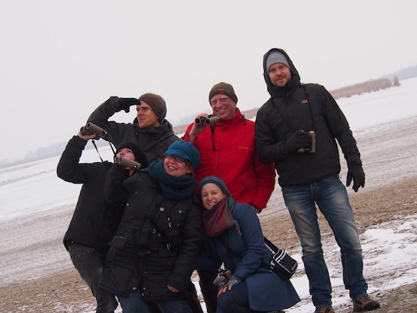 Das "Dream Team" der Expedition Nationalpark Neusiedlersee-Seewinkel gemeinsam mit Birdwatching-Experte Manuel: Auf den Spuren von Blässgänsen, Seeadlern & Co. durchqueren wir die "Lacken" des Seewinkels vorbei am tiefsten gemessenen Punkt Österreichs mit nur 114 Meter Seehöhe. Kalorien verbrauchen wir hier nur gegen die Kälte ... und beim andauernden Bauchmuskel-Lachtraining!