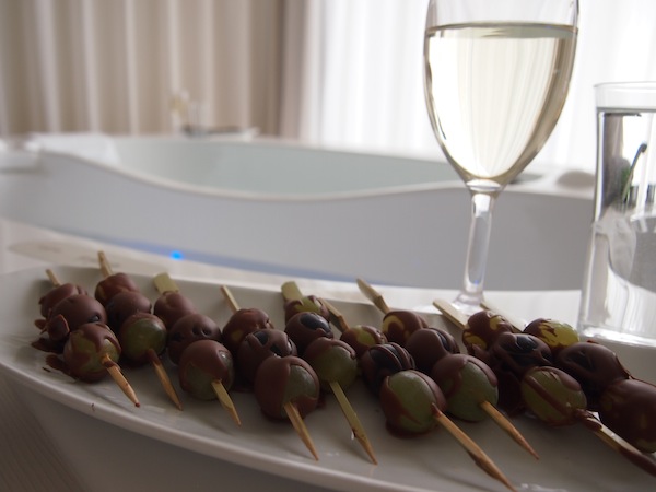 Zusätzlich zum Spa Deluxe Moment werden hier mit Schokolade überzogene Trauben gereicht, der Wein stammt selbstverständlich von lokalen Winzern aus der Südsteiermark mit denen sich das Hotel international auf hohem Niveau profiliert.