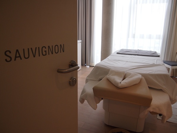Behandlungsraum "Sauvignon", in der Südsteiermark auch als Morillon bekannt: Hier lasse ich mich im Rahmen der Hydromemory-Massage reichhaltig verwöhnen. Eine 50-minütige Behandlung kostet dabei € 79,-