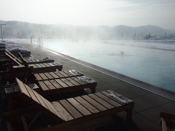 Aus dem beheizten Outdoor-Pool bietet sich ein traumhafter Blick auf die Schönheiten der Region, ideal auf einem Hügel inmitten der südsteirischen Weinstraße gelegen.