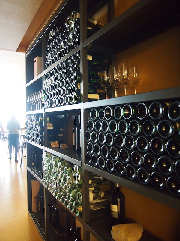 Zum Thema "Wein" gibt es selbstverständlich auch eine gut bestückte, regionale Vinothek direkt an das Hotel angeschlossen, in dem regelmäßig Verkostungen und Weinseminare angeboten werden.
