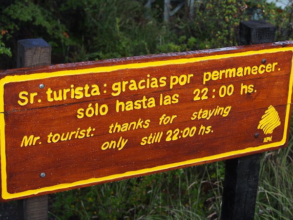 Lustige-Schilder-begleiten-mich-auf-dem-Weg-vom-Besucherzentrum-zum-Perito-Moreno-Gletscher.
