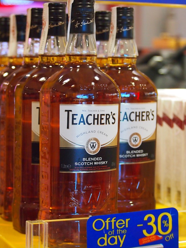 „Teacher’s Whisky“ from Scotland: A great travel companion during a 24-hour flight delay ...