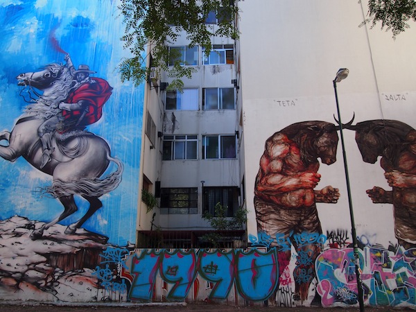 2011 fand das erste große Graffiti Street Art Festival in Buenos Aires, in dessen Zuge diese beiden Wände eines Wohnhauses bemalt wurden. Urbane Kunst in geballter Vielfalt!