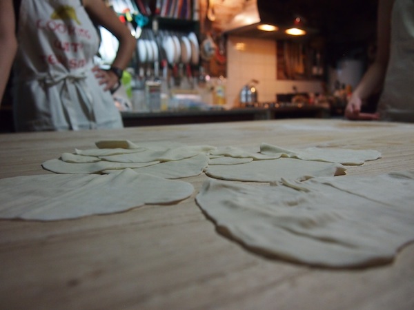 Zurück in der Küche fängt die „Arbeit“ an: Wir lernen die richtige und exakte Zubereitung des Teigs für die Empanadas, den wir sanft kneten und für die Füllung ausrollen.