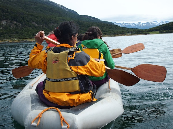 Eine Reise die ist lustig ... vor allem über Wasser, hier entlang des Beagle-Kanals im Nationalpark Tierra del Fuego.