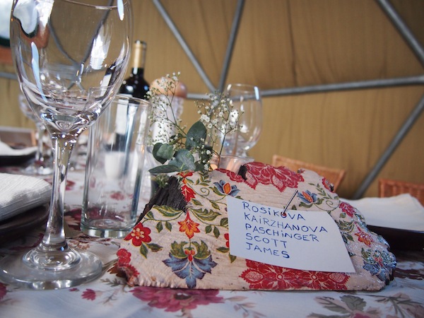 Das EcoCamp Patagonia empfängt und verwöhnt uns mit spannenden und stilvollen Details, wie diesem wunderbar gedeckten Tisch inmitten des Essenszeltes.