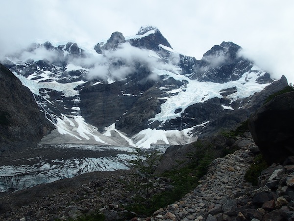 Gerade noch rechtzeitig bestaunen wir am dritten und letzten Tag unserer Wanderung den mächtigen Gletscher des Valle Frances.