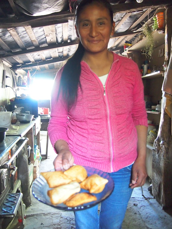 Fernáns Frau empfängt uns mit selbstgebackenen Tortillas (Weizenfladen).