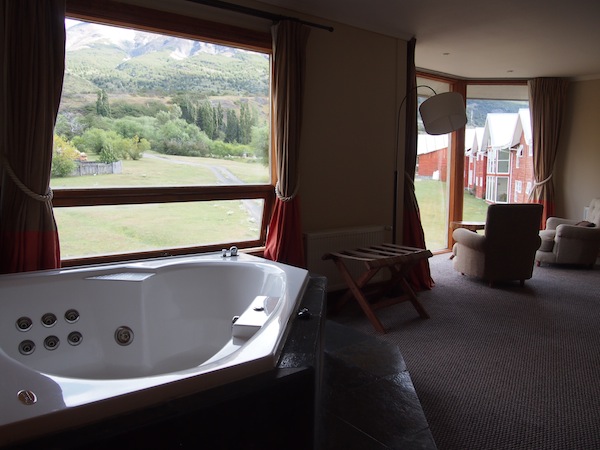 Als Reiseblogger hat man die Chance, in "unbekanntes Terrain" vorzudringen: Etwa ein ansonsten unlesbares Hotelzimmer ($550 kostet hier die Nacht) im 4-Sterne-Nationalparkhotel Las Torres in Torres del Paine, Chile.