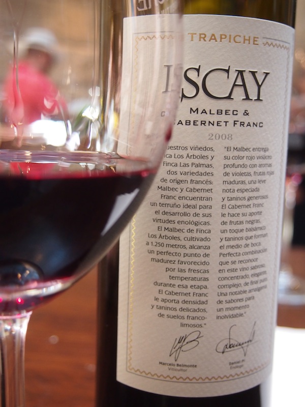 Der Malbec mundet hier ganz besonders, aber auch der Weißwein - Torrontés - kann sich sehen lassen: Genüssliche Weinverkostung am Weingut Trapiche, einem der ältesten von ganz Mendoza.