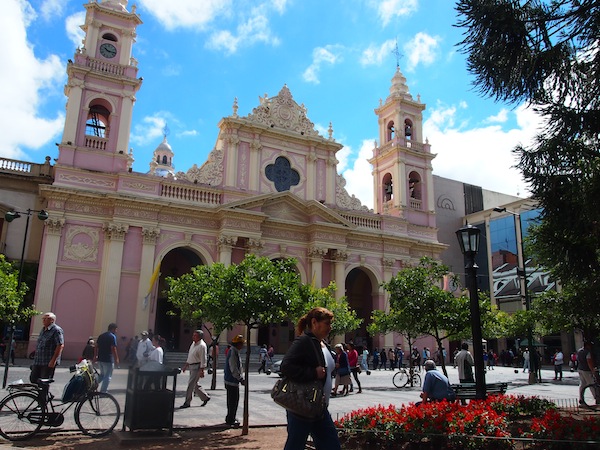 Die Stadt Salta sticht durch hervorragend erhaltene Kolonialbauten hervor, die an die Zeit der spanischen Conquistadores erinnern.
