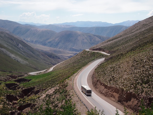 During the first hour of this exciting road trip, we constantly "wind ourselves up" on the eastern parts of the Cordillera de los Andes.