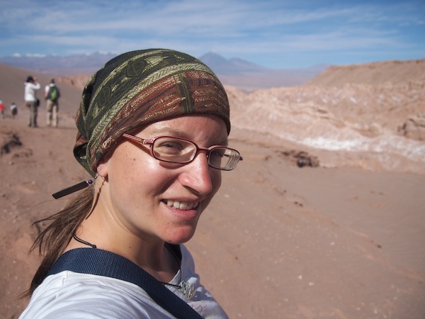 "Desert Girl": Gute Kopfbedeckung und (keine!) Kontaktlinsen zu tragen, sind sehr wichtig bei einer Wüstenbegehung ... !