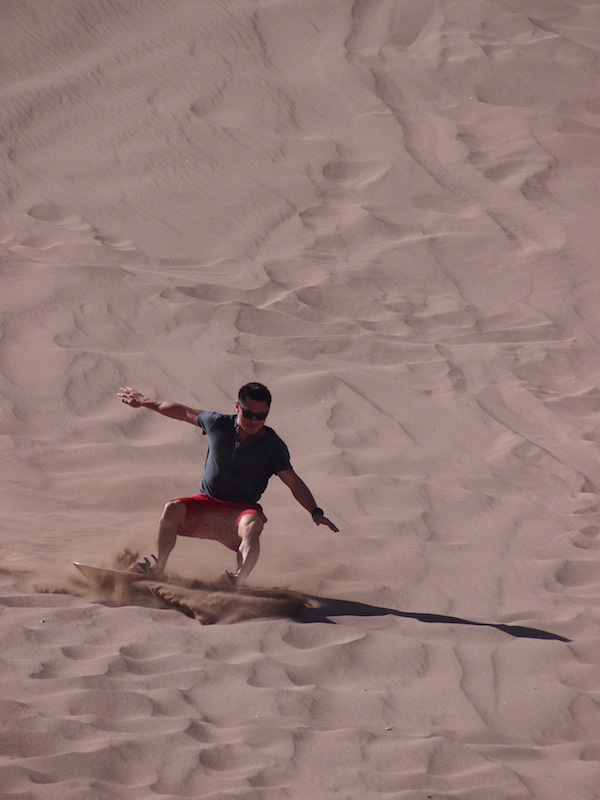 Coole Sandboarder treffen wir ebenfalls auf unserem Weg durch die Wüste.