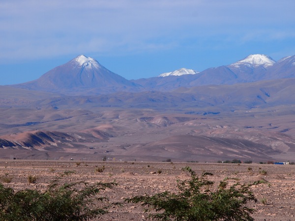 Der Blick auf die umliegende Landschaft fasziniert mich zu jeder Zeit: Hier die Cordillera de los Andes mit ihren typischen Vulkanbergen. Wow!