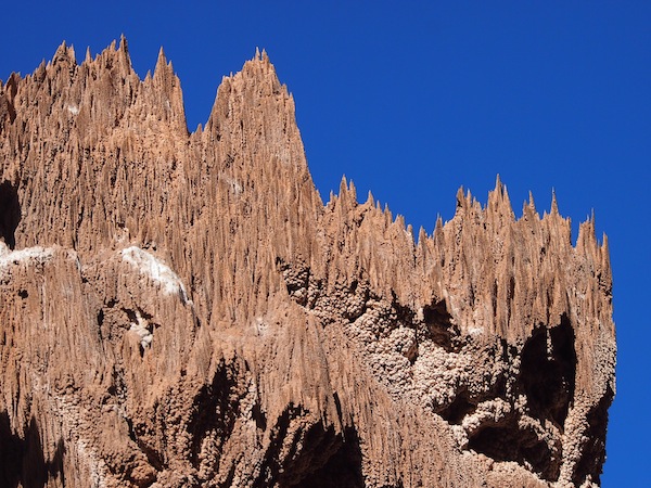 Im "Salz-Canyon" erleben wir unter anderem diese spektakulären Felsformationen, die durch mineralische Ablagerungen entstanden sind ... wie Stalagmiten in einer Höhle, jedoch an der freien Luft!