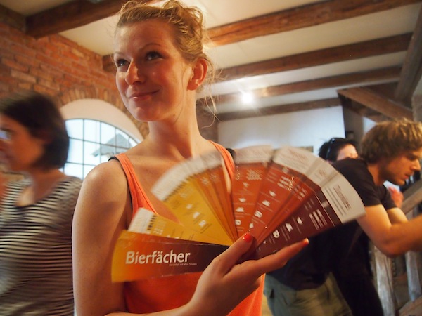 In Gols brauen wir unser eigenes Bier ... naja. Für so viel Kreativität hat es dann doch nicht gereicht. Statt dessen sehen wir lieber schick aus – mit dem neuen „Bierfächer“ von Gesa!