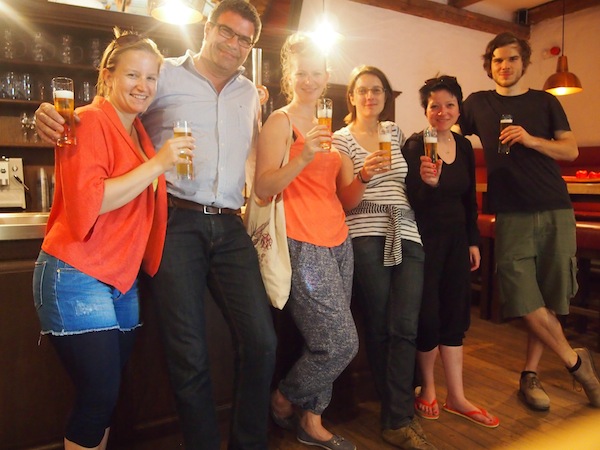 Geschichtenerzähler Harry in der Bierbrauerei Gols, die in jedem Fall einen Besuch lohnt: So viel Geistesreichtum und Initiative muss einfach belohnt werden. Das Bier schmeckt zudem hervorragend!