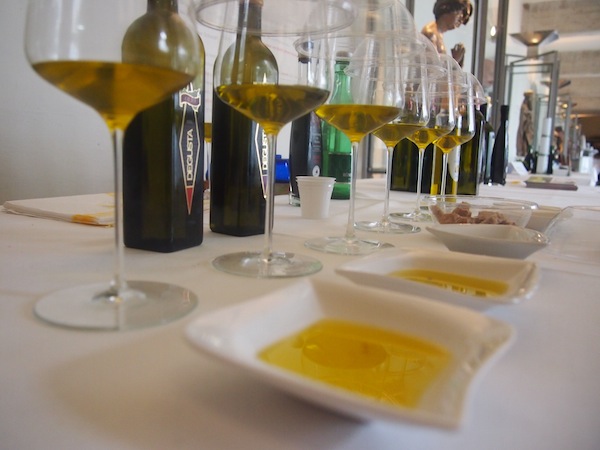 Bei der TOP-Olivenöl- & Balsamico-Verkostung aus Italien schlagen wir ebenfalls zu: Olivenöl ist nicht gleich Olivenöl, das gleiche gilt für den Wein: Wir lernen den Unterschied und wissen das Edle zu schätzen.