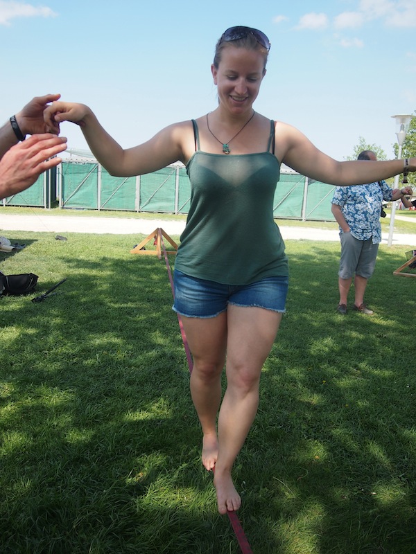 Elena die Slacklining-Queen ... Naja. Ganz so hochtrabend möchte ich es dann doch nicht formulieren. ;) Aber Spaß hat es allemal gemacht, das Gleichgewicht zu (be)halten und seine Körperspannung beim "Slacken" zu trainieren!