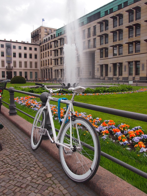 Berlin in the spring is best explored by bike, like here at the foot of the famous Brandenburg Gate. 