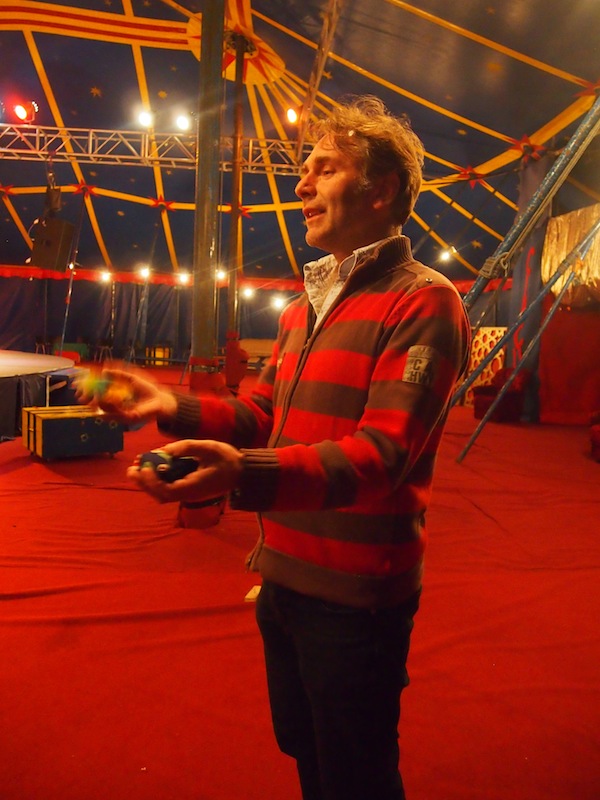 Zirkus-Entrepreneur Thomas begrüßt uns mit Weltoffenheit und Erfahrungsreichtum, welcher von Jonglieren bis Zirkusorganisationen weltweit reicht. Beeindruckend!