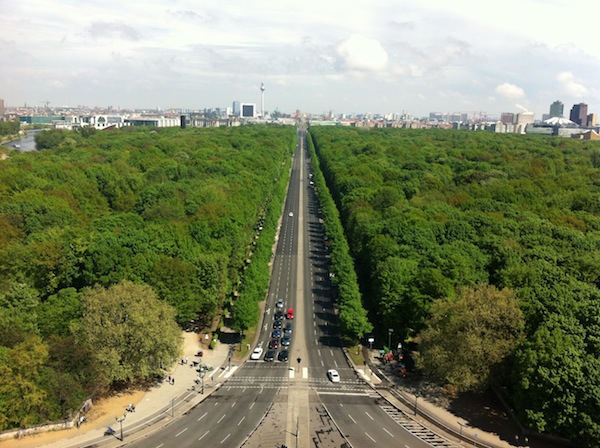 The green lungs of Berlin: View of the Tiergarten park from the Column of Victory towards Brandenburger Tor.