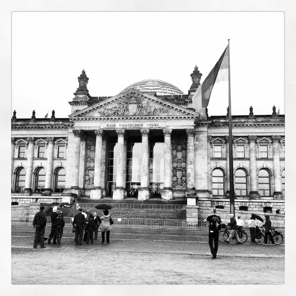 Der Deutsche Reichstag wird jeden Tag von vielen Tausend Besuchern “gestürmt”; als Normalsterbliche ohne Anmeldung haben wir kaum Chancen auf den Besuch der modernen Glaskuppel im Inneren.