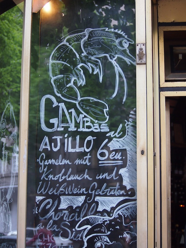 Beim Anblick dieser spanischen Bar geht mir das Herz auf: Fast wie in Madrid, wo ich 2005 ein halbes Jahr gelebt habe! Und dann diese Paella …