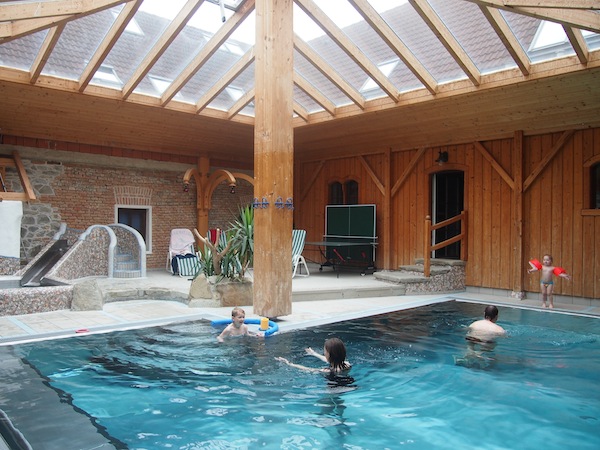 Im Pool, der sich mitten im liebevoll renovierten Innenhof befindet, kann man wirklich ungestört Urlaub machen.