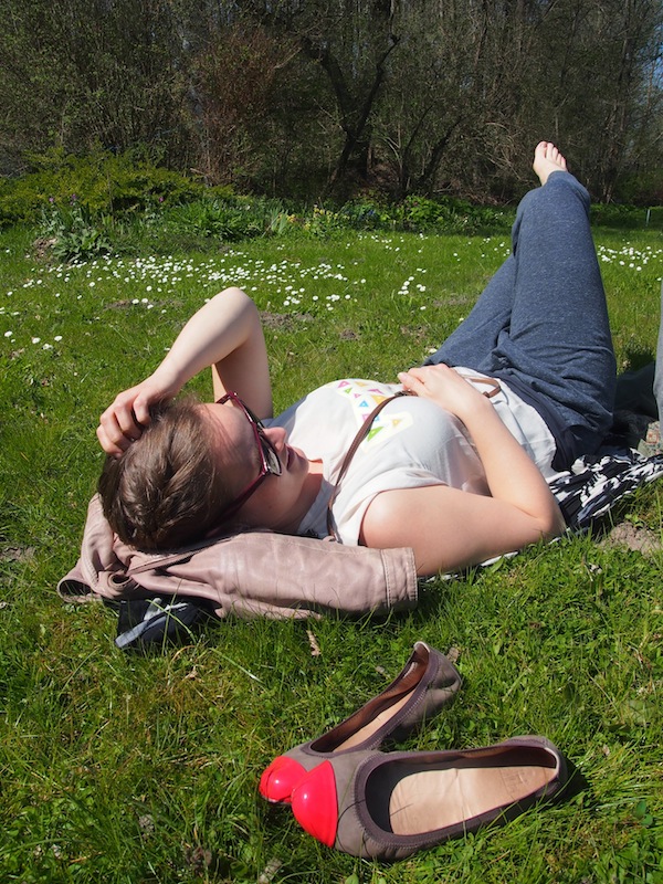 Nach so viel Aufregung ist Chillen angesagt: Emilie relaxt im Künstlergarten an der Ostsee.