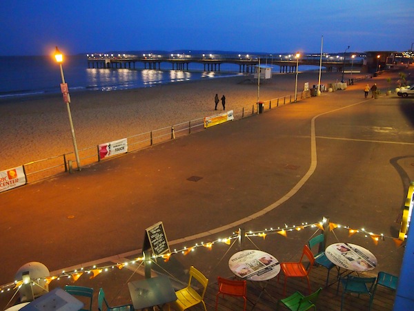 Etwas später begeistert ein Besuch des Strandrestaurants Urban Reef direkt am Meer von Bournemouth.