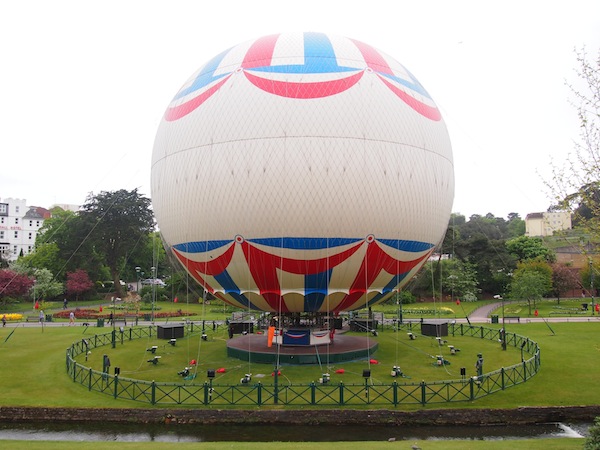 Heißluft-Ballonfahrten werden direkt im Stadtzentrum von Bournemouth organisiert.