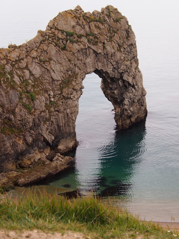 "Durdle Door", eine einzigartig markante Felsformation, ist die Hauptattraktion dieses Küstenabschnitts hier.