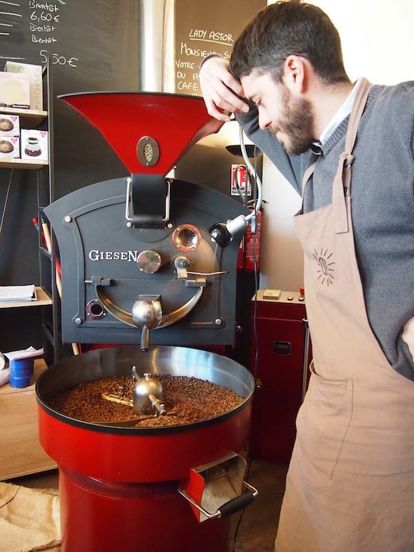 Hier röstet der Betreiber seine eigenen Kaffeebohnen und erfüllt das gesamte Café mit einem unvergleichlichen Aroma: “This is why I have taken you here”, lächelt Anne-Laure.