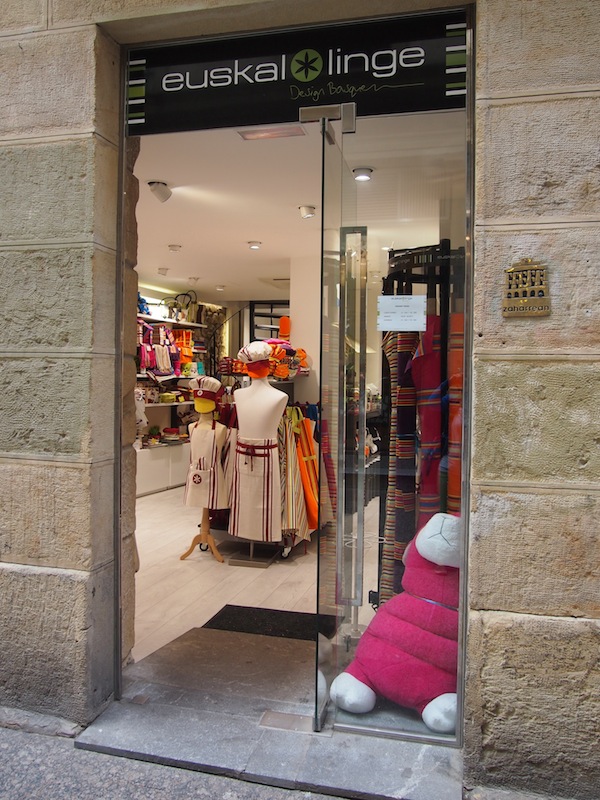 The obvious advantage: As soon as you step out of the Pintxos Bar, you are able to indulge in the pleasures of (window) shopping in the old town. Nice!