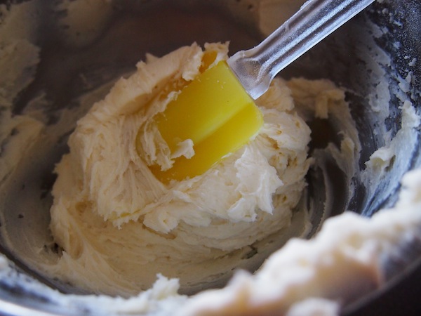 Butter & Zucker verrühren wir genüsslich zur süßen Masse für die Cupcakes: Hinein kommt hier alles „verboten“ Gute! 
