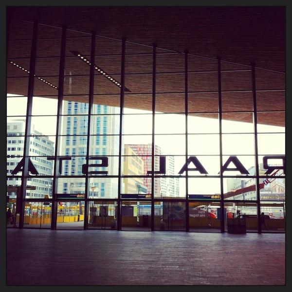 Ankunft in Rotterdam: Die moderne Bahnhofsarchitektur überall, wie hier in den Niederlanden, beeindruckt mich.
