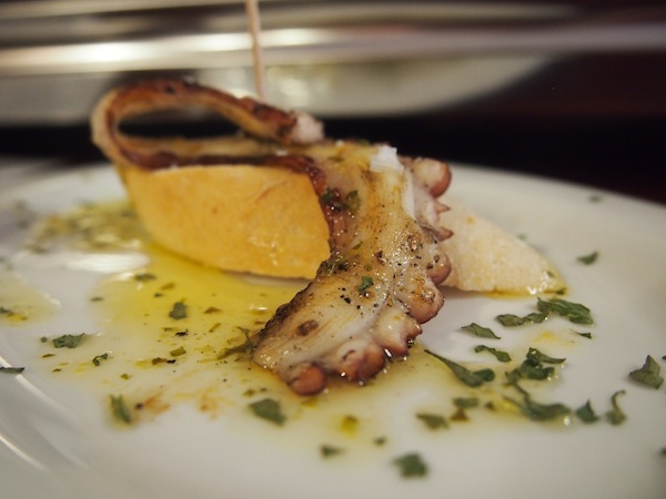 Dieser Tintenfisch mit frischem spanischen Olivenöl ist vielleicht das Beste, was ich hier gegessen habe ... ein Gedicht !!