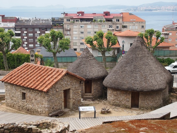 Nicht nur Neues findet man hier, auch viele Spuren der ersten Siedler: "Casas Celtas" im Stadtpark von Vigo.