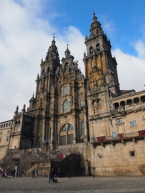 Angekommen in Santiago de Compostela, gönnen wir uns eine gute Stunde in & rund um die berühmten Kathedrale der weltbekannten Pilgerstadt ... bevor es zu mehr Shopping- & Gourmet-Tempeln geht ;-)