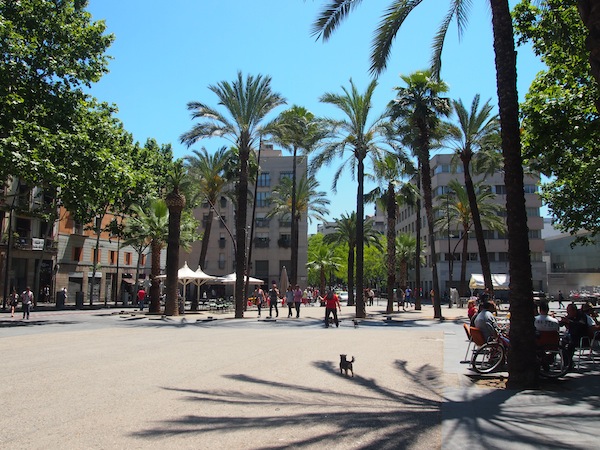 Off we go: Our city walk starts in Raval in best weather conditions: Finally, summer is here!